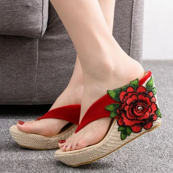 Тапочки на наклонном каблуке, сандалии с вышитыми цветами, большие размеры, крутые 2024 новые модные женские тапочки большого размера